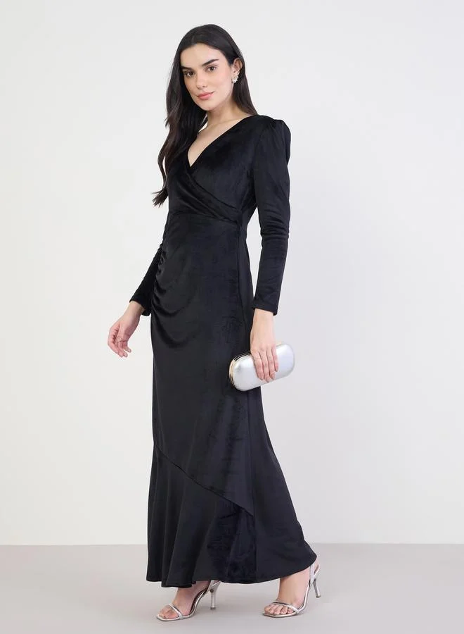 ستايلي فستان طويل مخملي بنمط لف